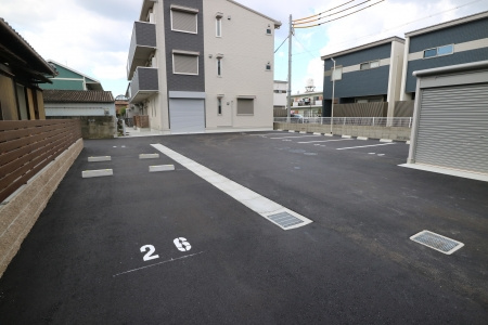 リーフ クレールの駐車場