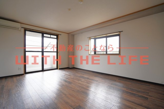 ピースフルV-Ⅰ【キャッシュバック対象物件】の居間・リビング|ゆったりとした居間です