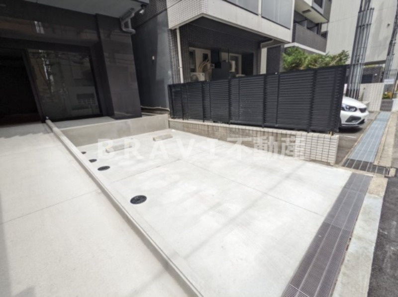 アプリーレ大阪城北 BRAVI不動産の駐車場|【BRAVE大阪城北】平面駐車場がございます