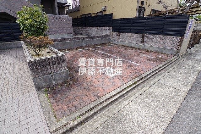 ハイムリーラの駐車場