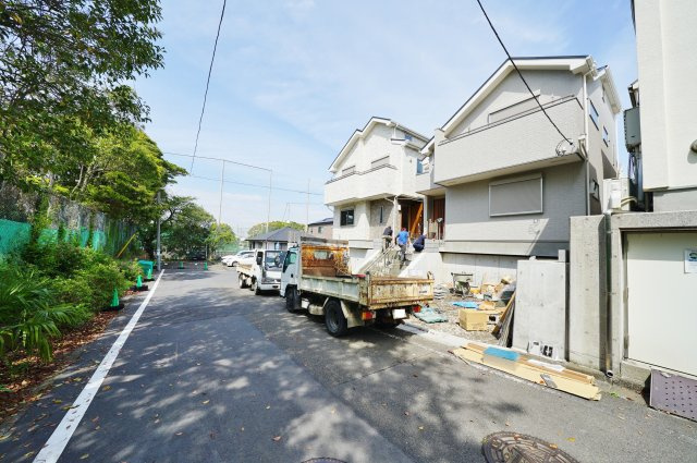 【仲介手数料無料】和田町駅徒歩１４分。区画整理された分譲地内♪保土ヶ谷区常盤台　全２棟新築戸建ての前面道路含む現地写真