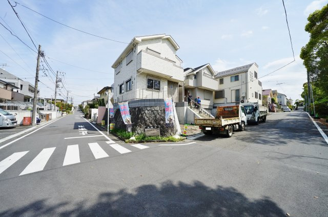【仲介手数料無料】和田町駅徒歩１４分。区画整理された分譲地内♪保土ヶ谷区常盤台　全２棟新築戸建ての前面道路含む現地写真