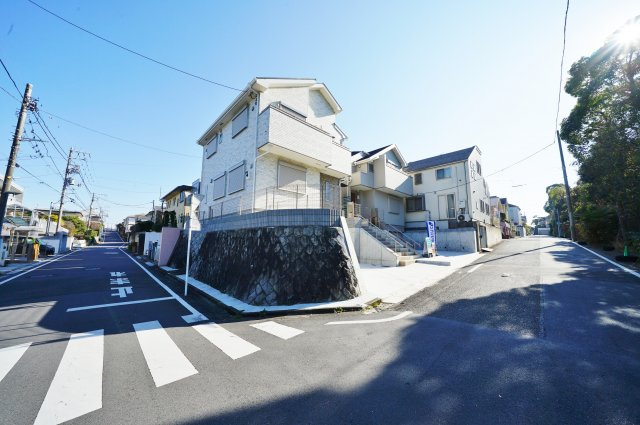 【横浜市保土ケ谷区常盤台7-11新築戸建てＢ号棟】（常盤台小学校・保土ヶ谷中学校）の前面道路含む現地写真