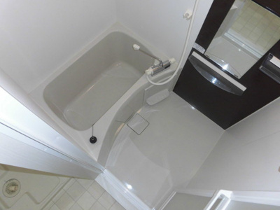 【浴室】 | 淡路松本レジデンス | 大きな鏡のある綺麗なバスルームです。