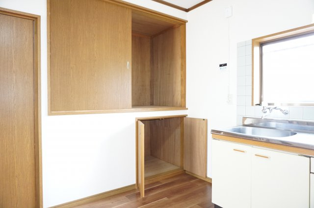 【収納】 | ウッディハイツ高田 | 階段上スペースを利用した収納です。