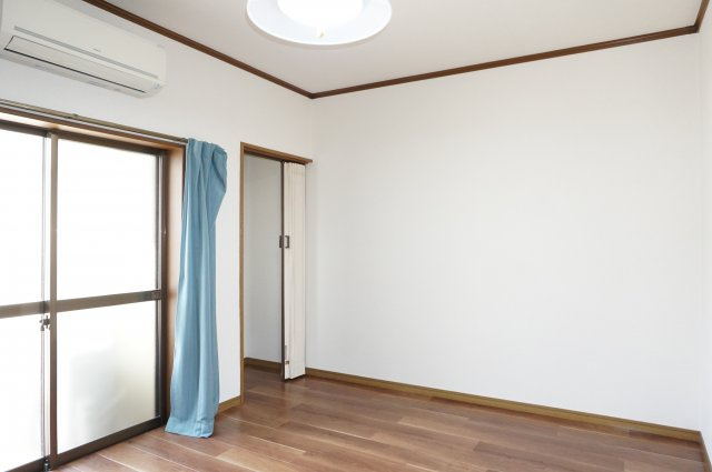 【洋室】 | ウッディハイツ高田 | エアコン・照明・カーテン付きで、実質負担額が少なく済みます。