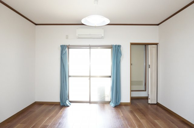 【洋室】 | ウッディハイツ高田 | エアコン・照明・カーテン付きで、実質負担額が少なく済みます。