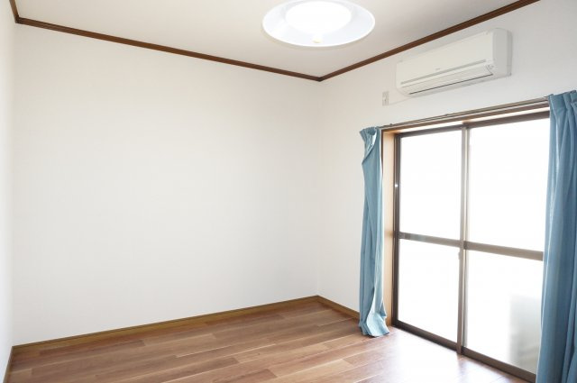【洋室】 | ウッディハイツ高田 | エアコン・照明・カーテン付きで、実質負担額が少なく済みます。