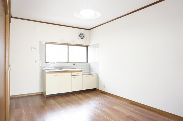 【居間・リビング】 | ウッディハイツ高田 | 窓があって明るく換気も楽々なキッチンです。