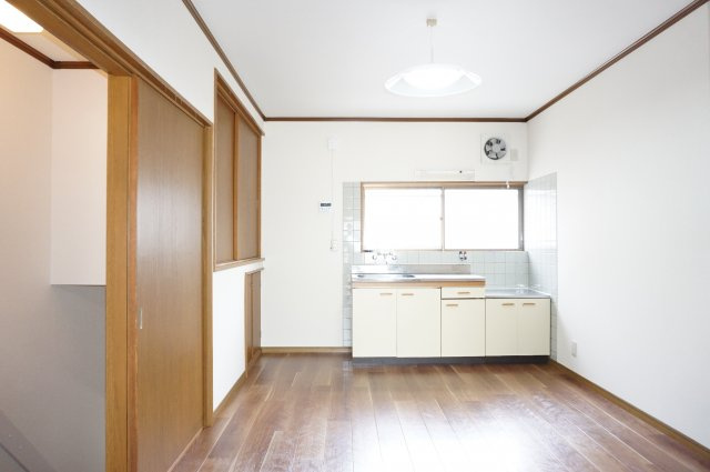 【居間・リビング】 | ウッディハイツ高田 | 窓があって明るく換気も楽々なキッチンです。