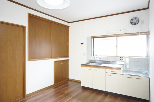 【居間・リビング】 | ウッディハイツ高田 | 窓があって明るく換気も楽々なキッチンです。