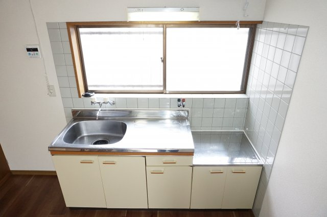 【キッチン】 | ウッディハイツ高田 | 窓があって明るく換気も楽々なキッチンです。