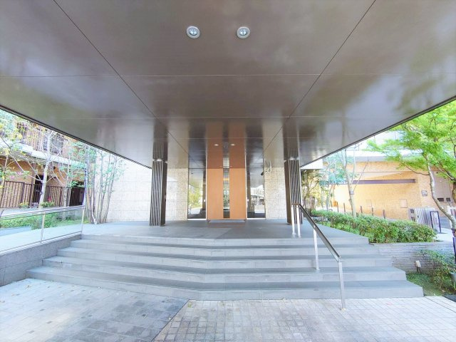 【エントランス】広々としたエントランス入口になります。 