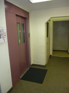 【その他共用部分】 | お買い物時やベビーカーの出し入れに便利なエレベーター付です。