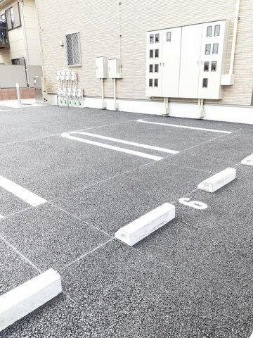 メゾンエレガンテの駐車場