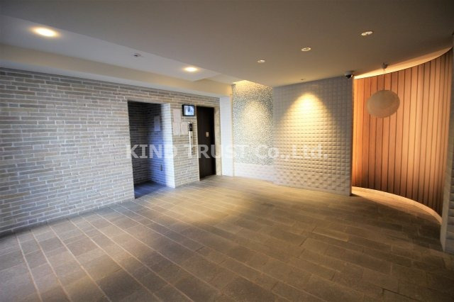 レジュールアッシュ梅田NEXのロビー|清潔なロビーです