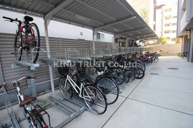 レジュールアッシュ梅田NEXのその他共用部分|屋根付き駐輪場です