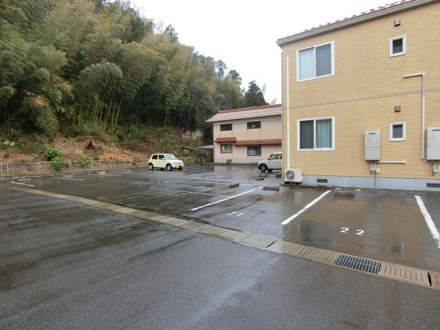 ボンヌ・シャンス　B棟の駐車場