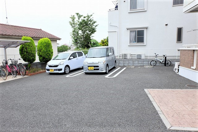 メゾンドラムリーの駐車場