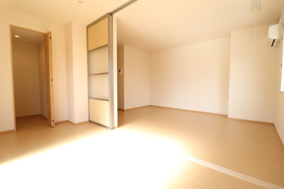 【居間・リビング】 | サニーヒルズ天籟寺Ⅱ | 即日案内可能です♪現地待ち合わせOK！どの物件でも当社でお得にご案内できますのでまとめて内覧ください♪

