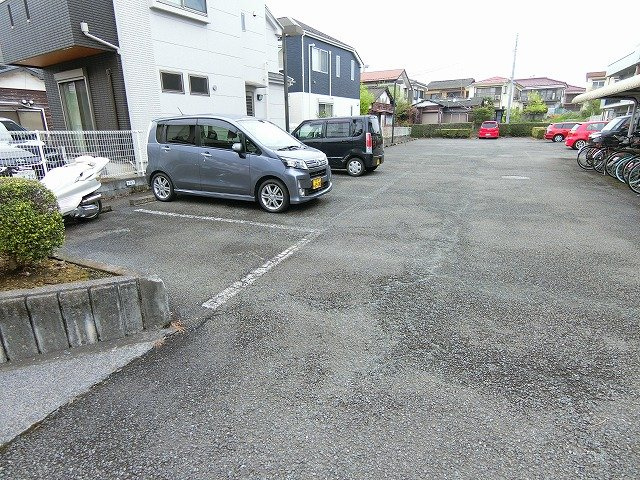 ダイヤファーストの駐車場