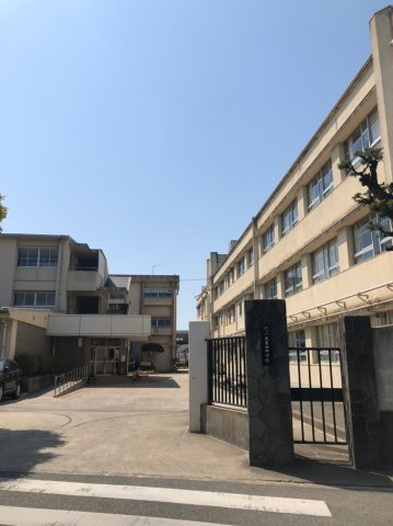 岸和田市小松里町　土地の周辺|久米田中学校です。