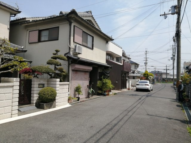 岸和田市小松里町　土地の前面道路含む現地写真|前面道路が広く、お車の出し入れが苦手な方も安心の街並み
