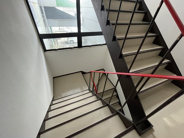 南竹島町貸事務所の内装|共有階段