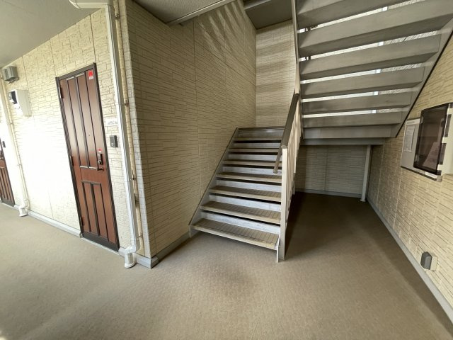 習志野市津田沼７丁目のアパートのロビー