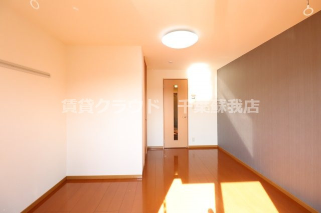 プレジールⅠの居間・リビング|ちょっとしたアクセントクロスが、おしゃれな空間を演出♪