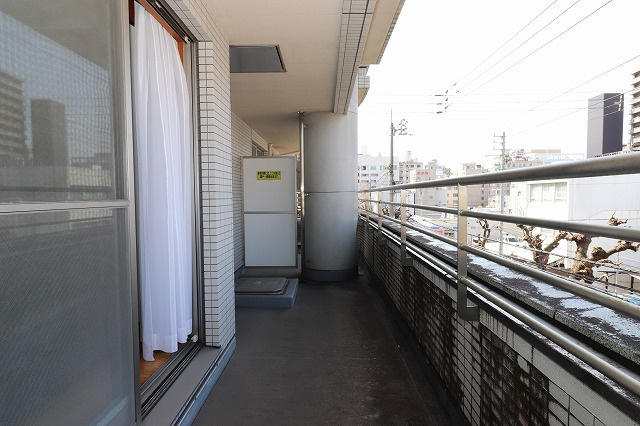 ロイヤルコートSEIのバルコニー|外からの目が気にならないバルコニーで洗濯物が干せます