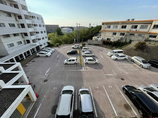 サンライフ名島の駐車場