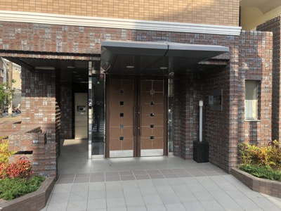 【エントランス】 | エスカーサ大阪城東 | おしゃれな外観のエントランスです。オートロックがありますので安心してお住まいいただけます。