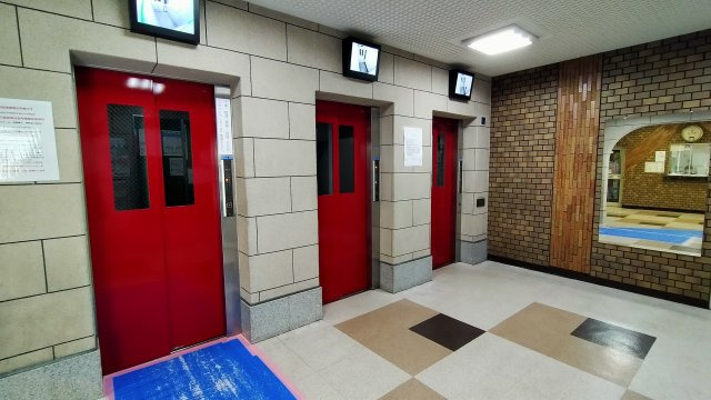 日商岩井京橋ハイツのその他共用部分|エレベーターは３基あり、荷物用と別れているのでスムーズに行き来できて快適です♪