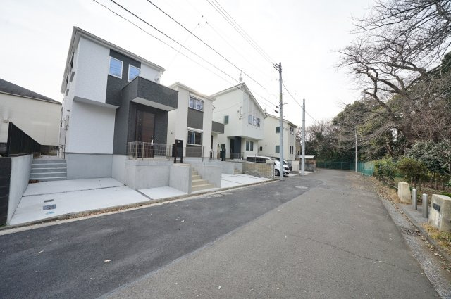 【保土ケ谷区川島町1204-27新築戸建てB号棟】（川島小学校・西谷中学校）の前面道路含む現地写真