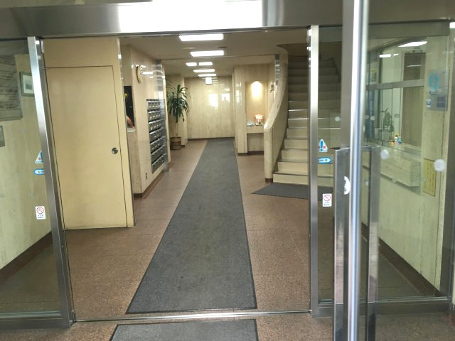 松栄関内ビルのエントランス