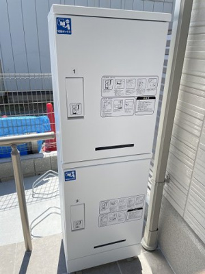 【その他共用部分】 | 【新築】ノトス | 共用エントランスには宅配BOXがあるので荷物の受け取りもスムーズに♪再配達の手間がかからないのが魅力♪