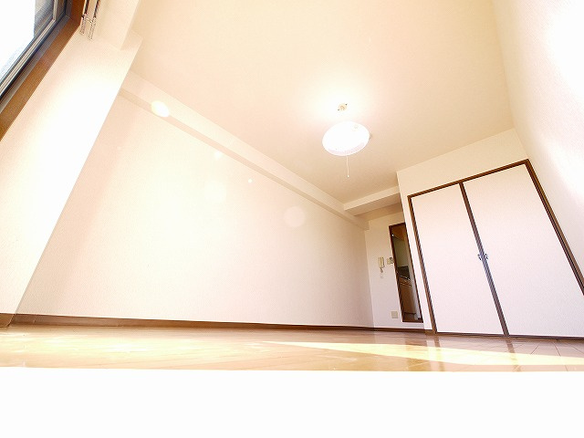 クレセール杉ヶ町の居間・リビング|明るい洋室です。