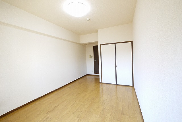 クレセール杉ヶ町の洋室|明るい洋室です