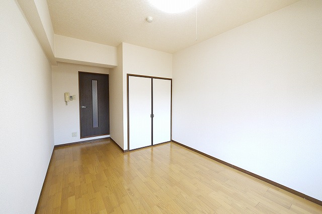 クレセール杉ヶ町の寝室|明るい洋室です。