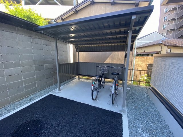 イリーニの駐車場