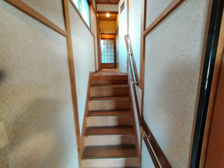 【内装】 | 川西市鼓が滝１丁目中古戸建 | 階段です♪手すり付きです！！