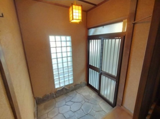 【玄関】 | 川西市鼓が滝１丁目中古戸建 | 玄関です♪ガラスブロックからの採光も有り、明るく開放的です！！