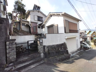 【外観】 | 川西市鼓が滝１丁目中古戸建 | 昭和４３年１２月建築！シャッター付車庫有！流行のDIYが楽しめます♪８LDKの広々とした室内で、大家族の方にもおすすめです(^^)