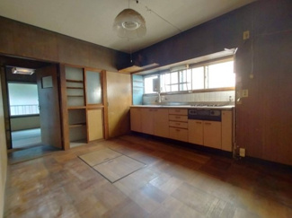 【キッチン】 | 川西市鼓が滝１丁目中古戸建 | キッチンです♪シンク前には窓も有り、明るい空間管です！リフォームが必要と思われます。