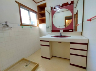 【独立洗面台】 | 川西市鼓が滝１丁目中古戸建 | 大きな洗面化粧台です♪室内洗濯機置き場有り！