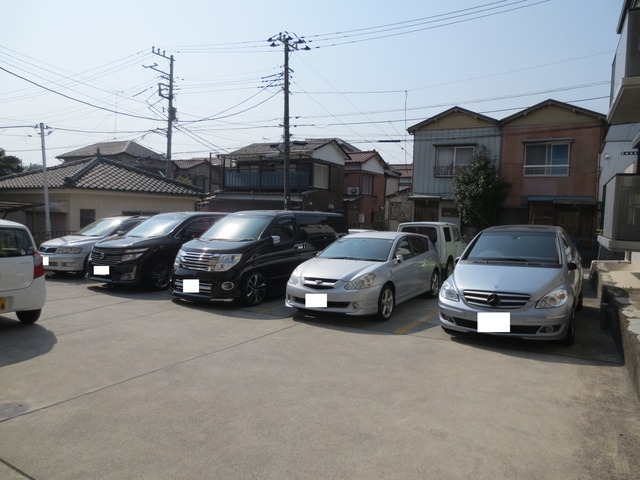 フォーレスツヅキの駐車場