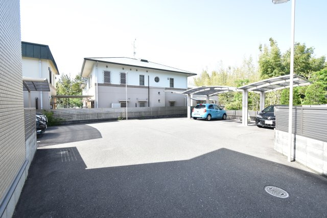 エルメゾン宮山B棟の駐車場|敷地内ガレージ