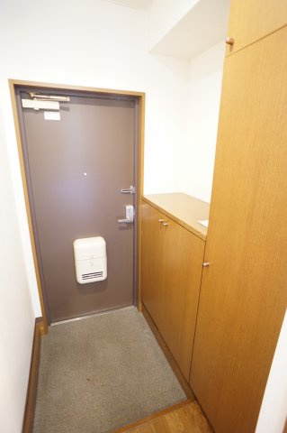 ネバーランドの玄関|収納が多めのキッチンです。