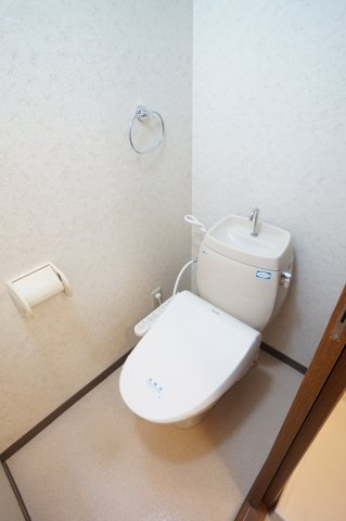 ネバーランドのトイレ|温水洗浄便座機能つきです。